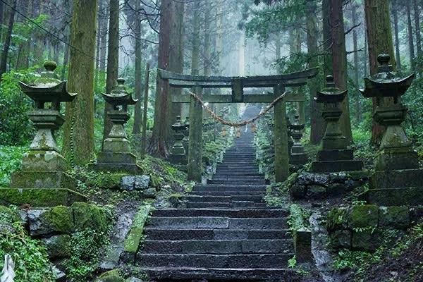 穿戸岩の伝説地、熊本県阿蘇郡の上色見熊野座神社