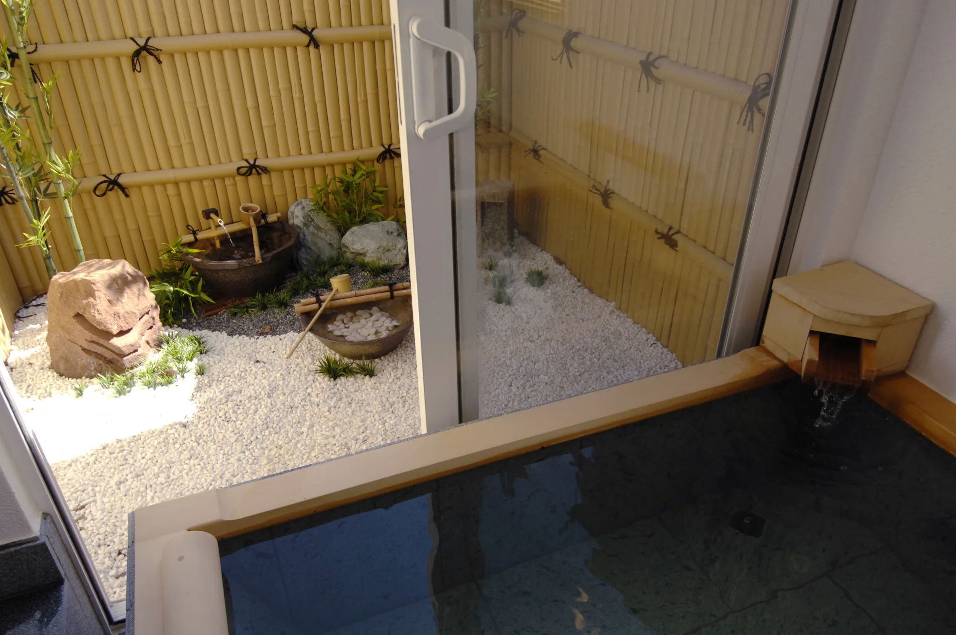 窓の外に海があった朝が、ご褒美だった