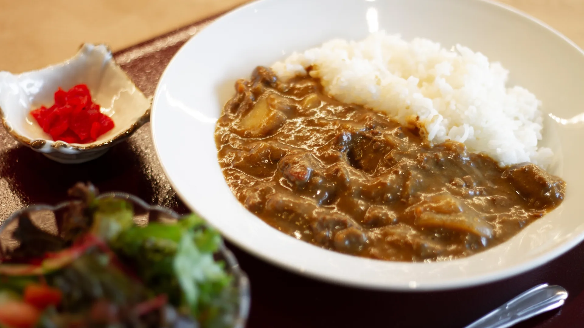 今夜はだれにも邪魔されない。お肉とお酒に溺れる宿