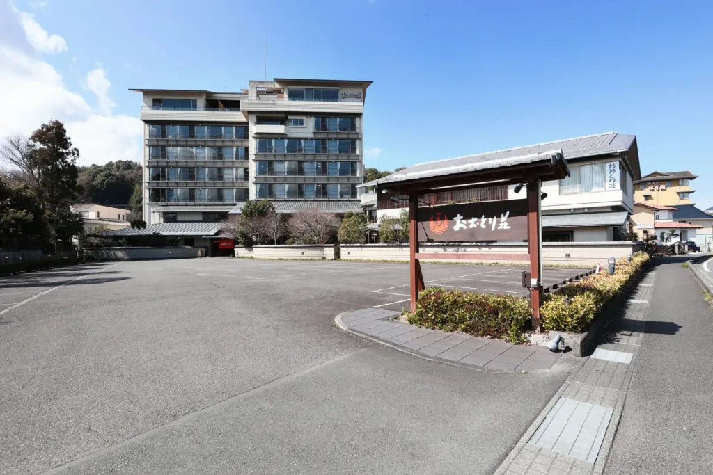 狩野川を眺める漆風呂で、ひとり温泉時間