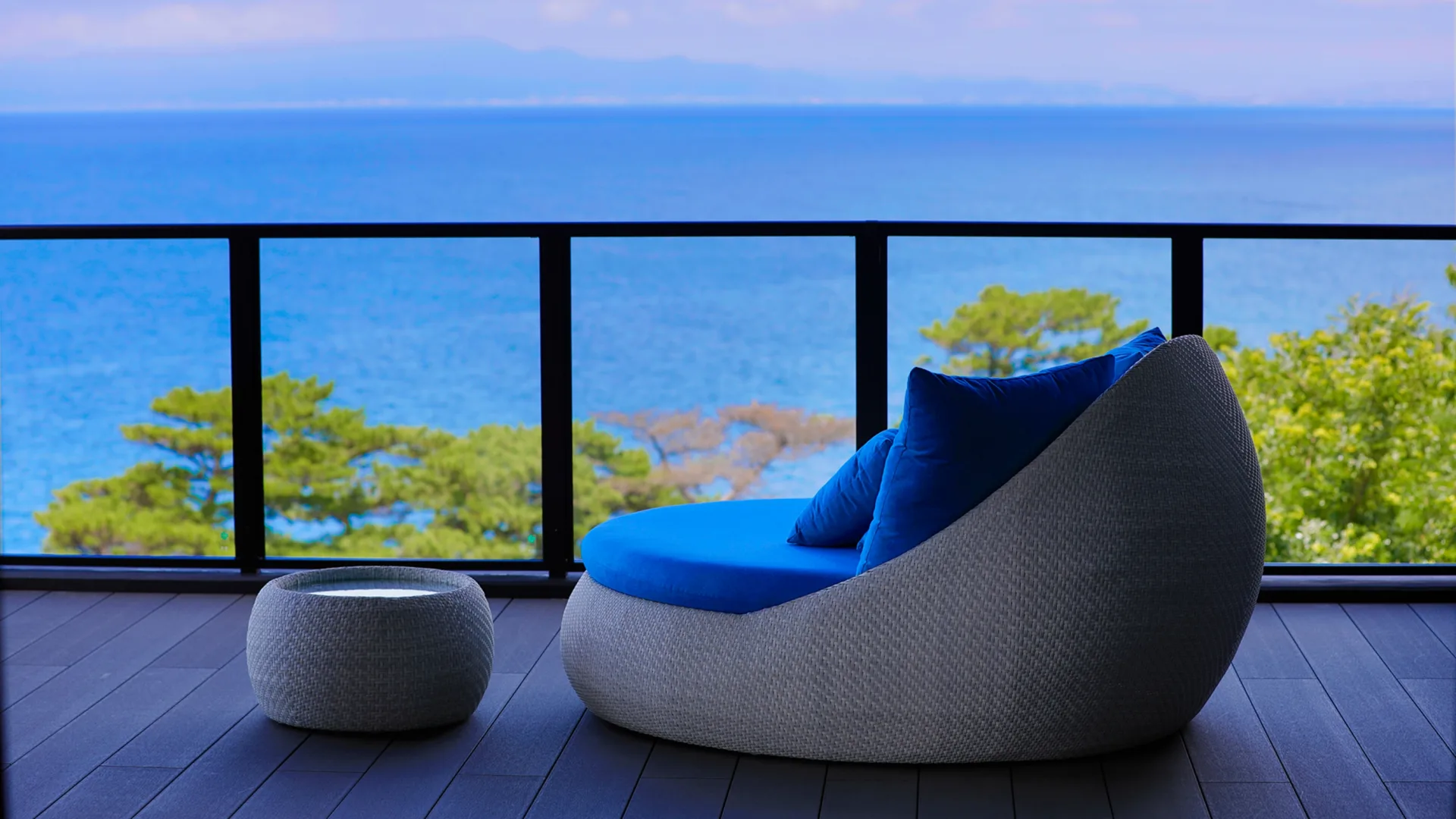 海も温泉もひとりじめ。静かな贅沢にひたる宿。