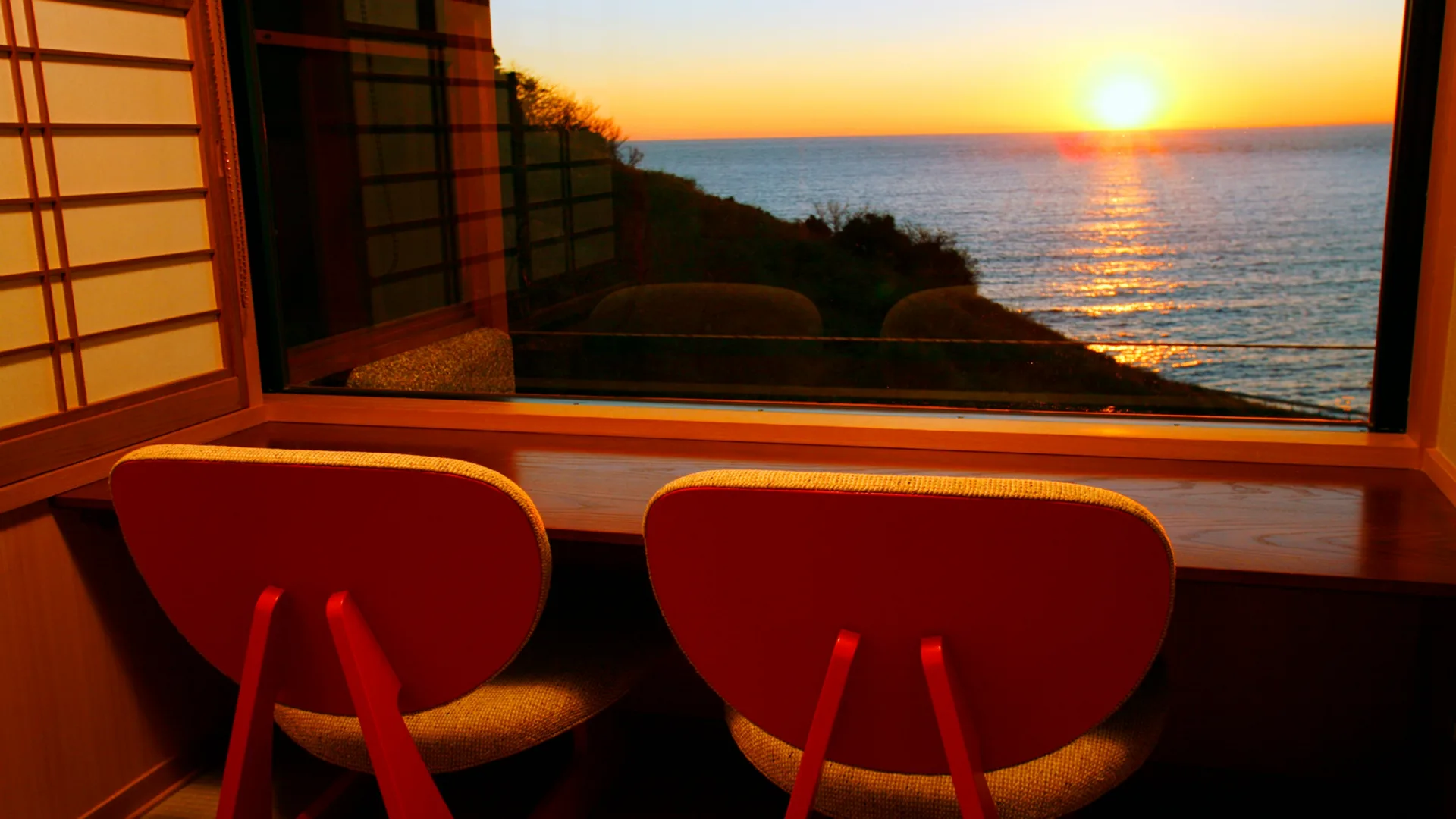 海も温泉もひとりじめ。静かな贅沢にひたる宿。