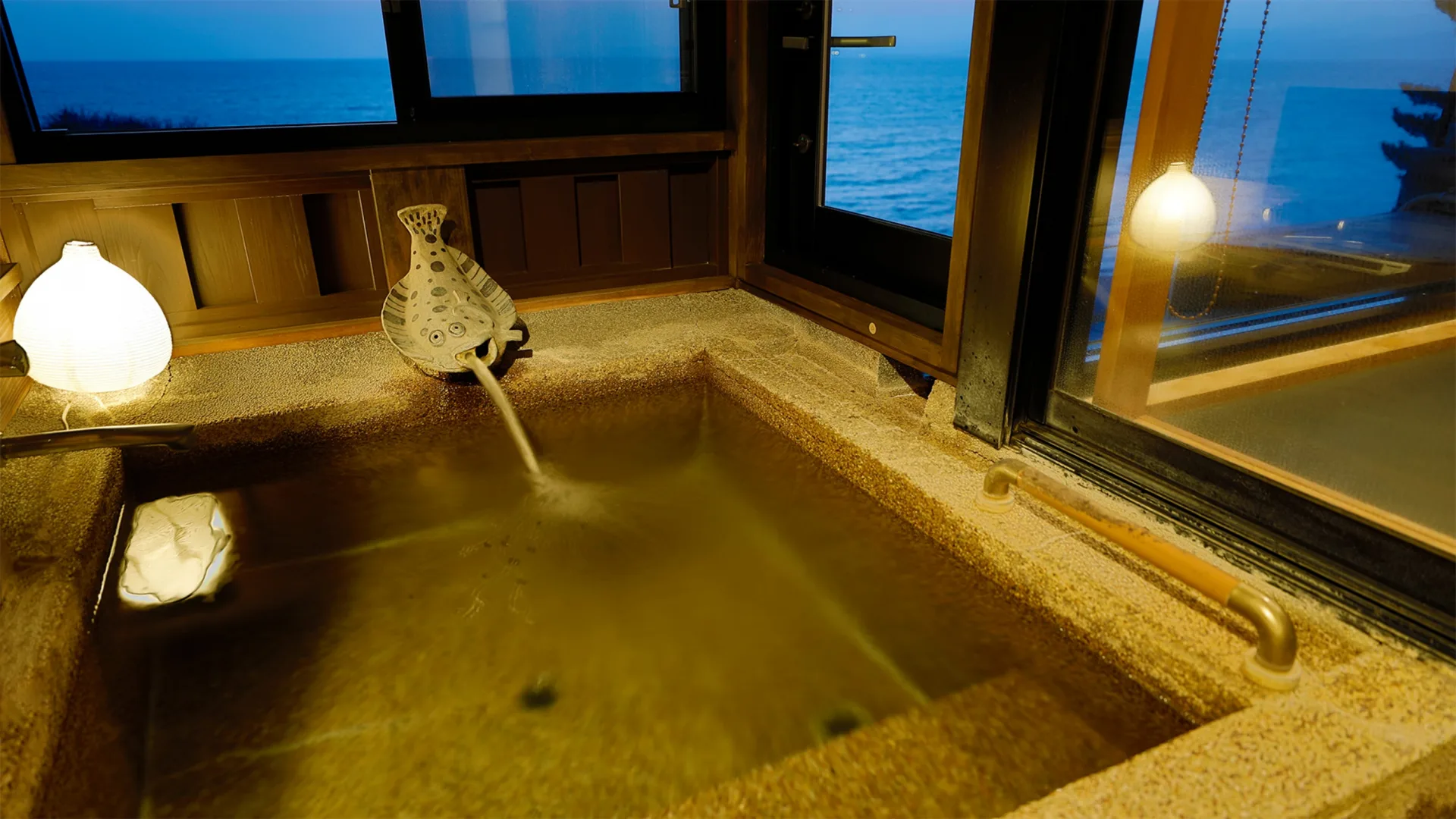 海も温泉もひとりじめ。静かな贅沢にひたる宿。