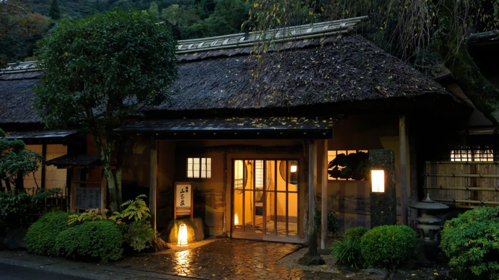 茅葺き屋根をくぐり湯ごもり