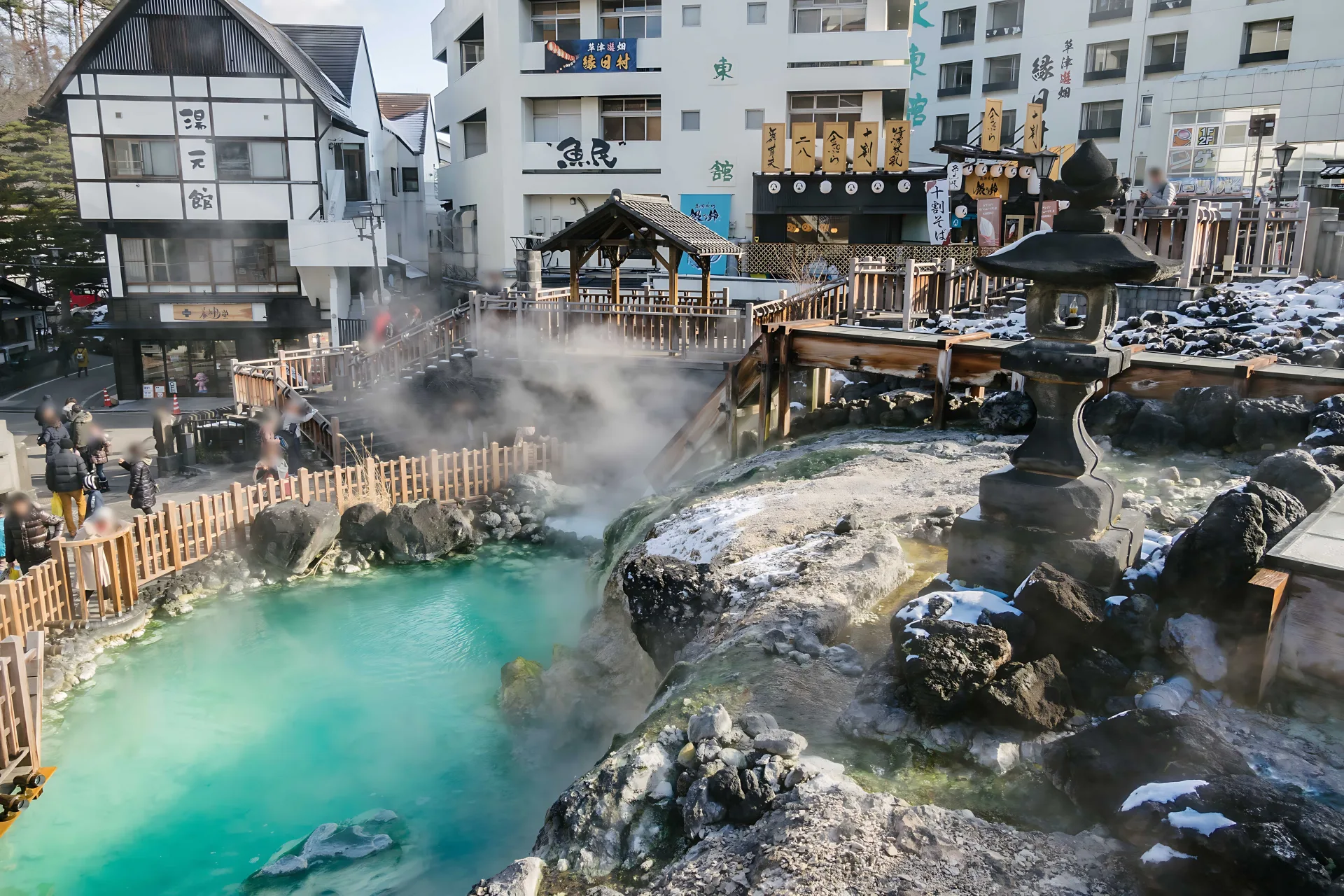 信楽焼の湯を、まず張る。